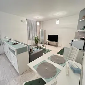  Apartmán Free Parking In Garage Karolina Plazza, New Cosy With Need